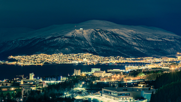 Winterliches Tromsø in der Nacht