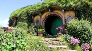 Der Eingang zu Bilbos Hobbithöhle in Hobbiton