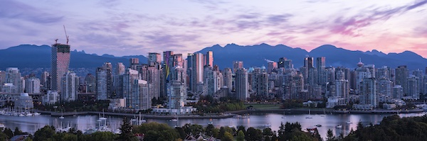 Blick auf Vancouver Skyline mit Bergen im Hintergrund