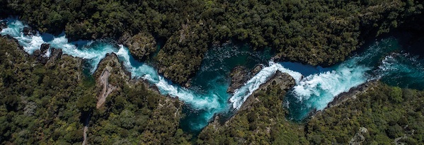 Aratiatia Stromschnellen bei Taupo schlängeln sich durch Regenwald